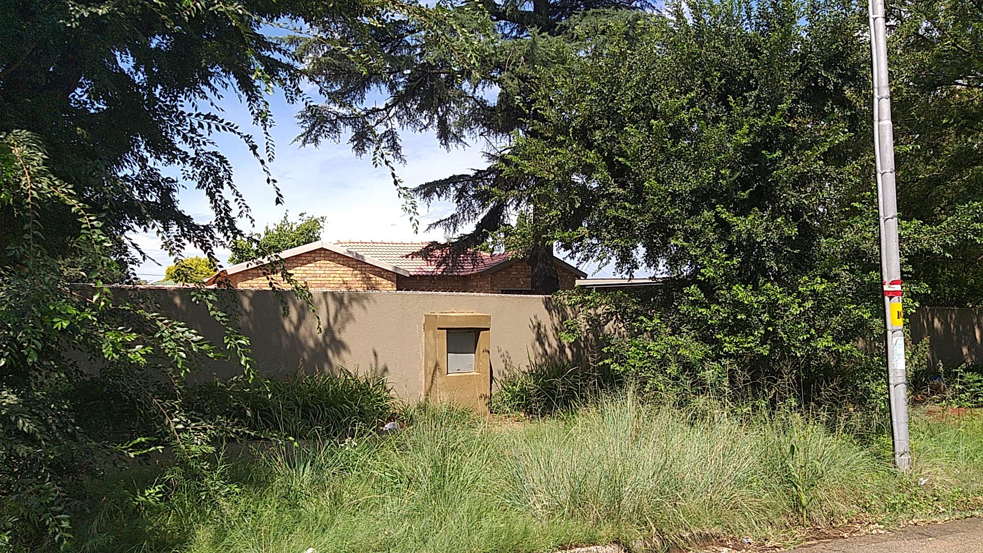Front View of property in Selection park