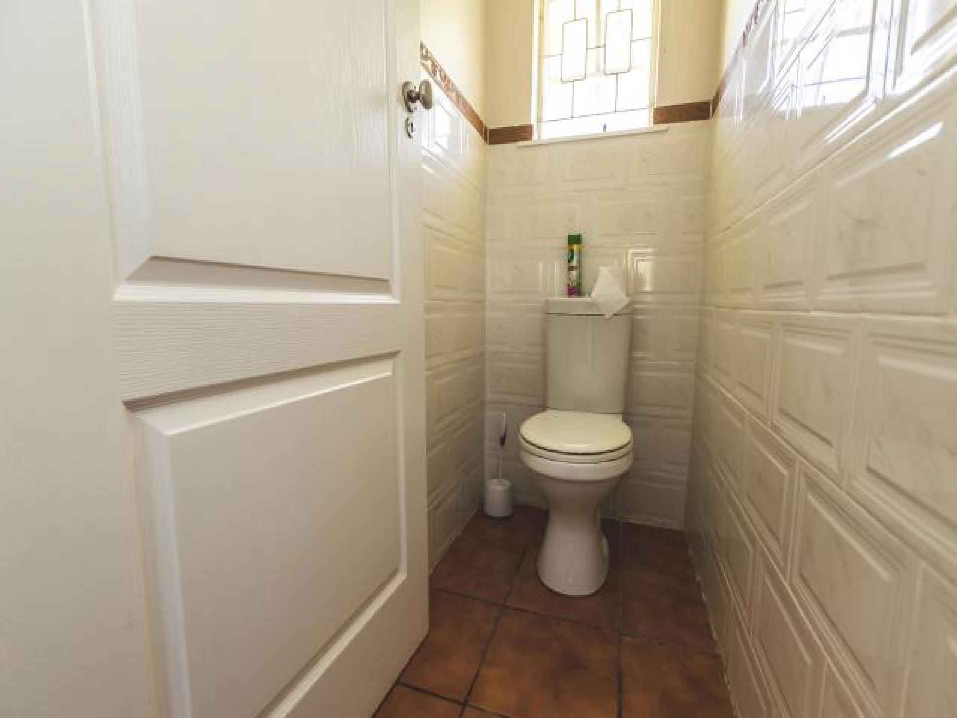 Bathroom 1 of property in Beacon Bay