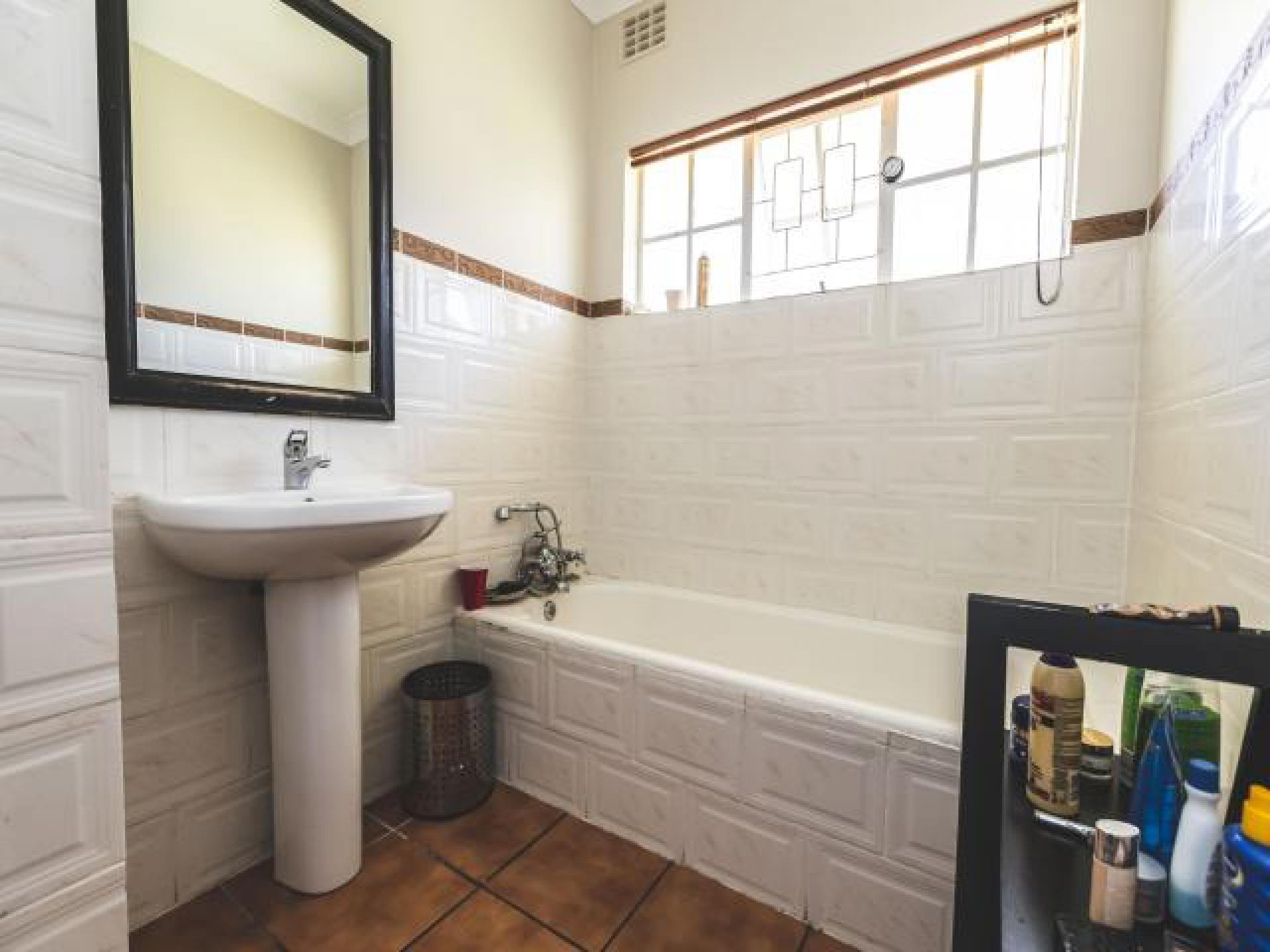 Bathroom 1 of property in Beacon Bay