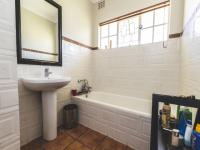 Bathroom 1 of property in Beacon Bay