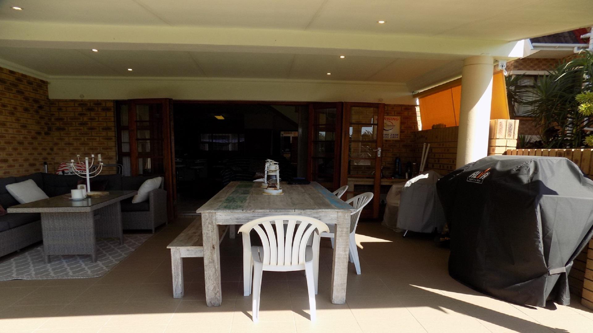 Patio - 40 square meters of property in Hibberdene