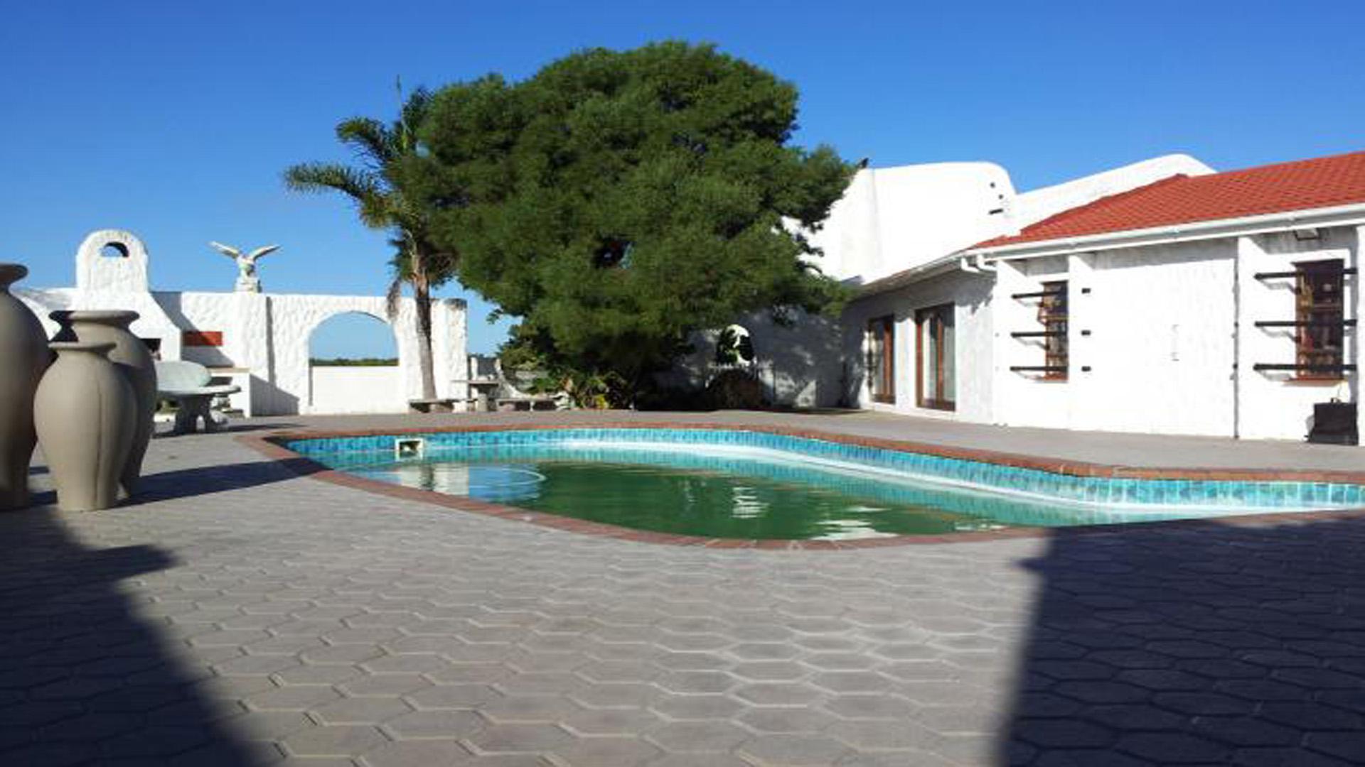 Patio - 461 square meters of property in Mossel Bay