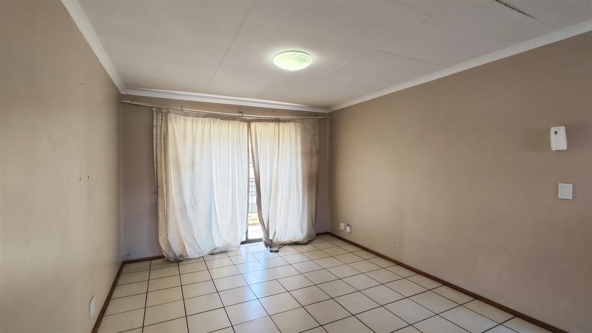 Lounges - 17 square meters of property in Parkrand