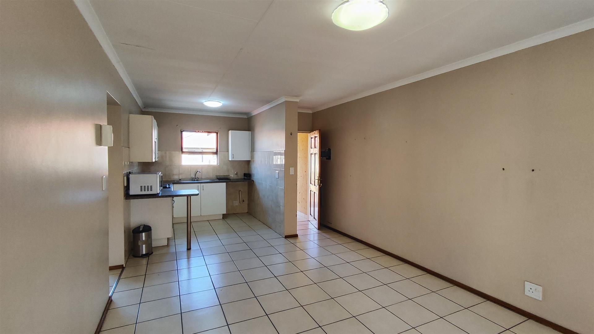 Lounges - 17 square meters of property in Parkrand