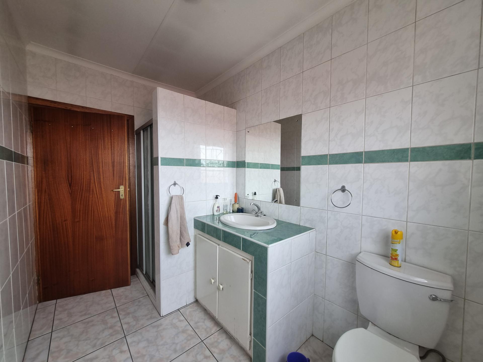 Bathroom 2 - 8 square meters of property in Mackenzie Park