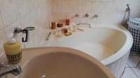 Bathroom 1 - 12 square meters of property in Oudtshoorn