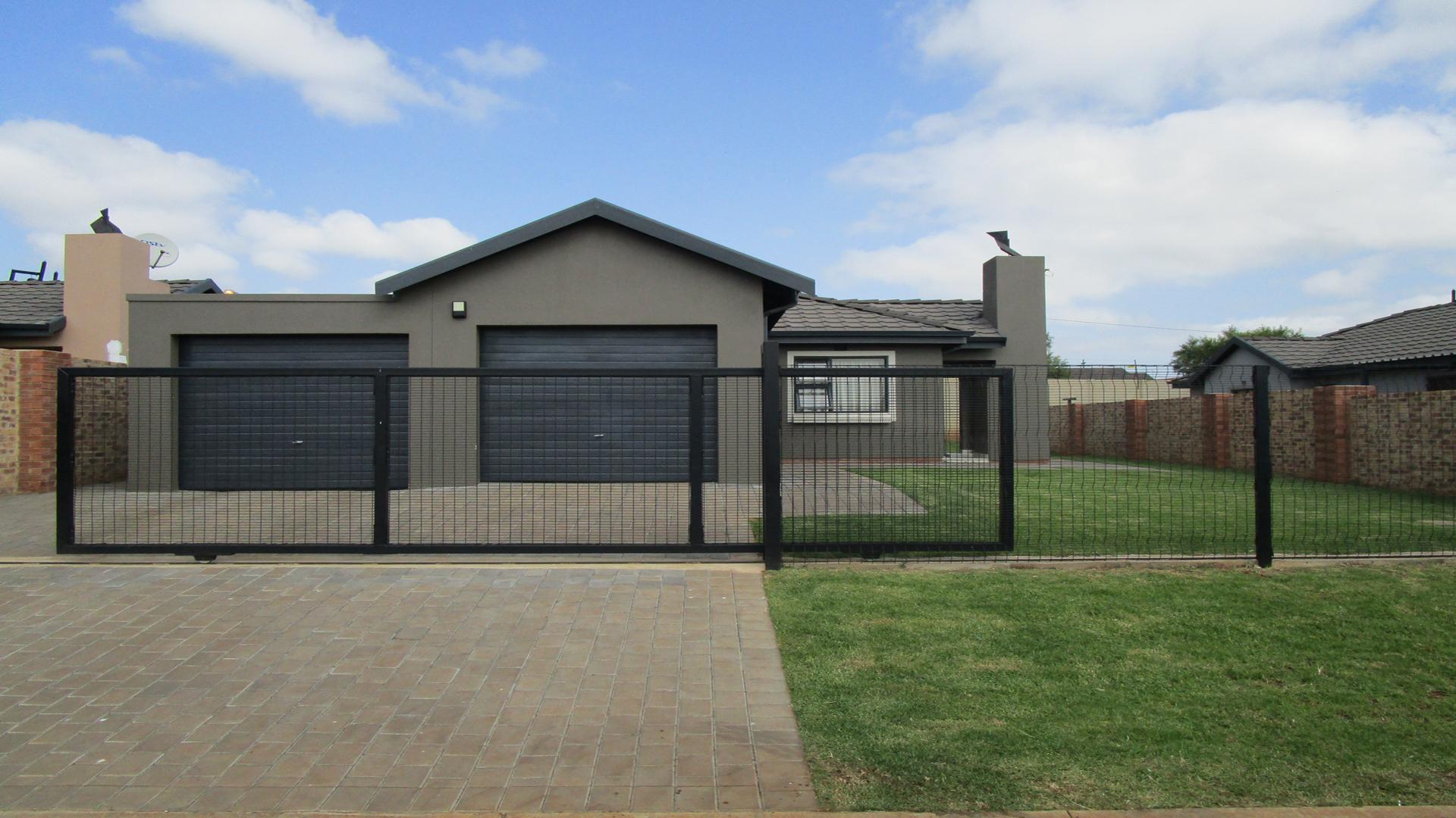 Front View of property in Clayville