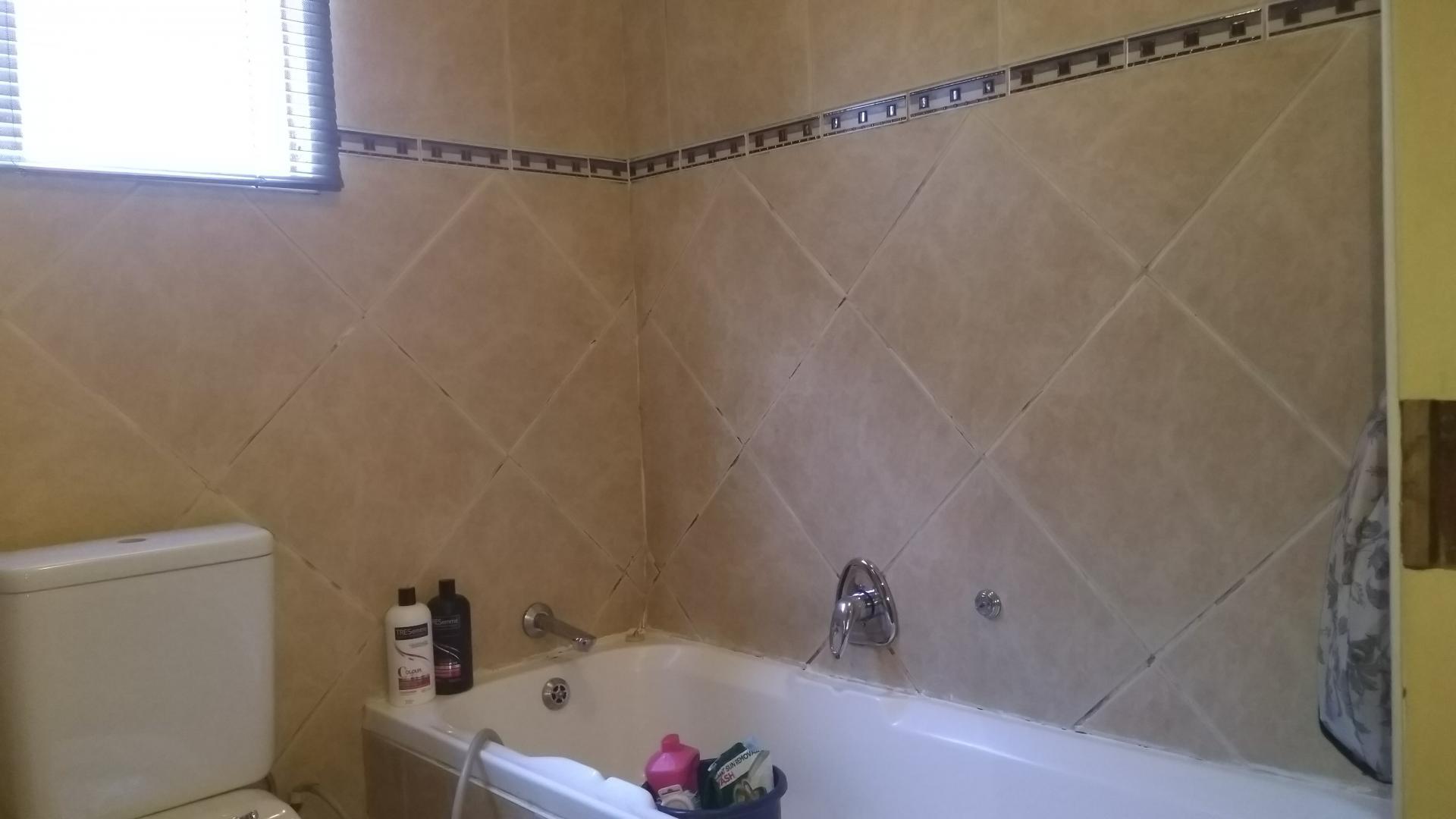 Bathroom 1 - 7 square meters of property in Mulbarton