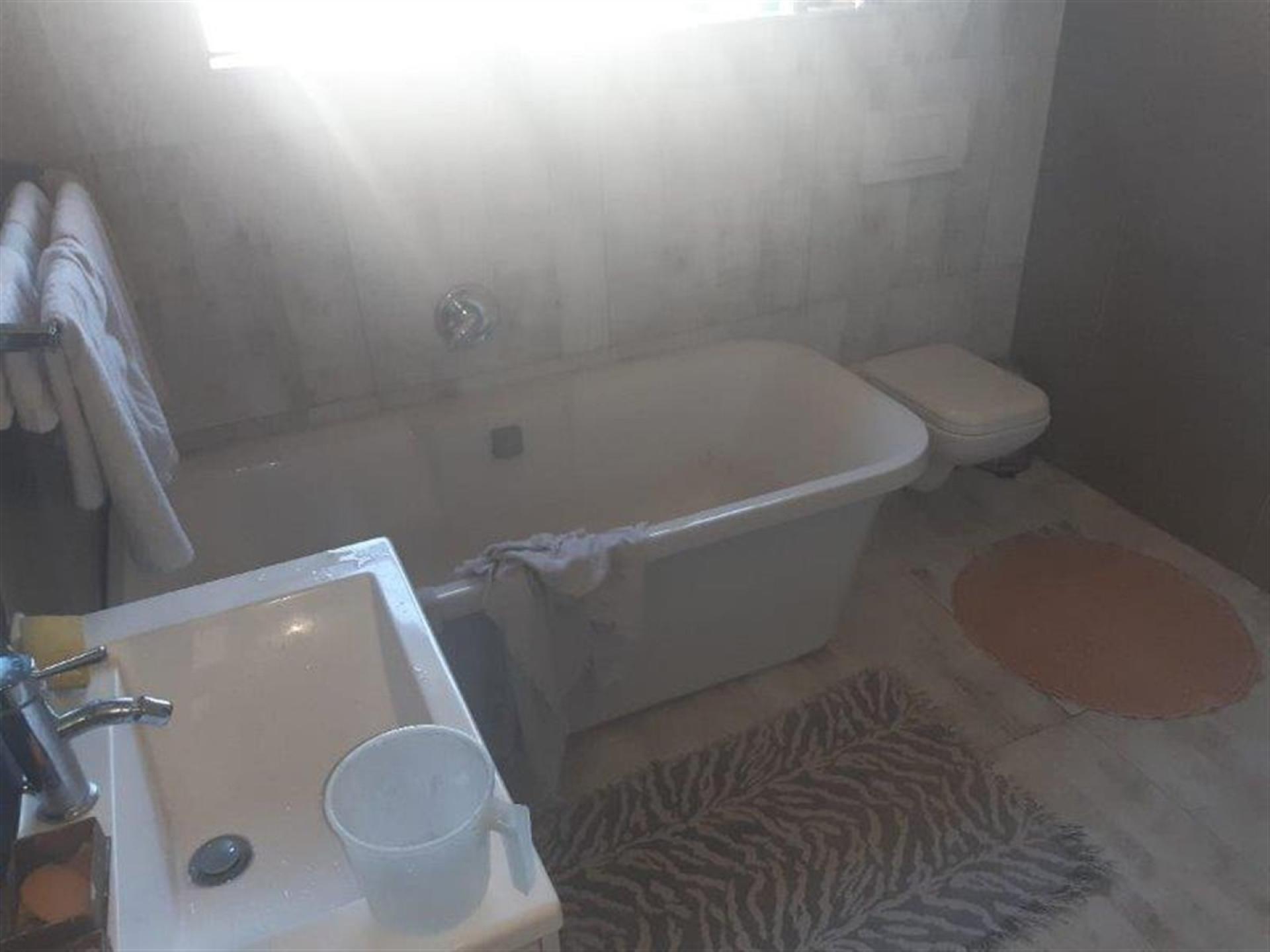 Bathroom 1 of property in Kraaifontein