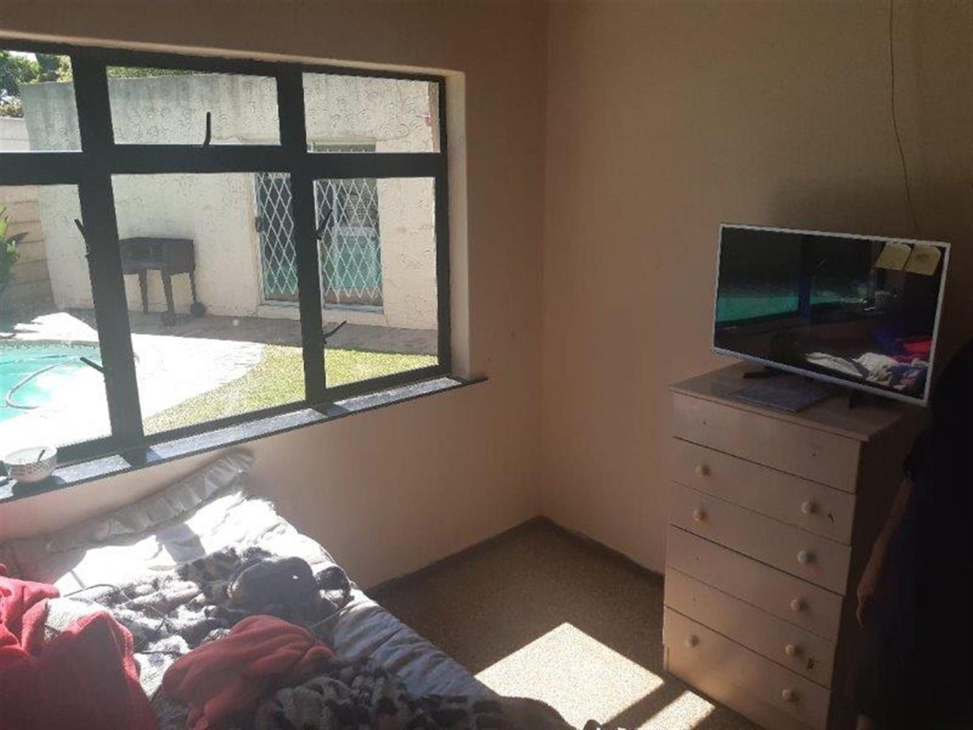 Bed Room 1 of property in Kraaifontein