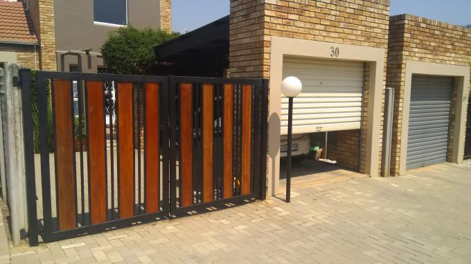 2 Bedroom Sectional Title for Sale For Sale in Wilgeheuwel  - Private Sale - MR289634