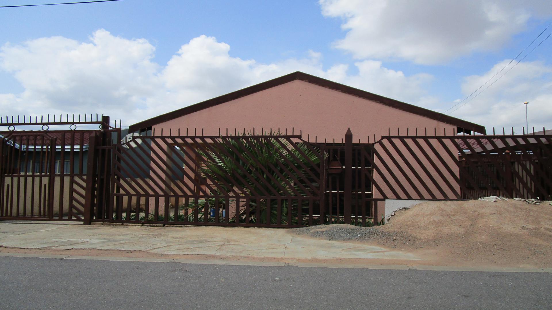 Front View of property in Soshanguve