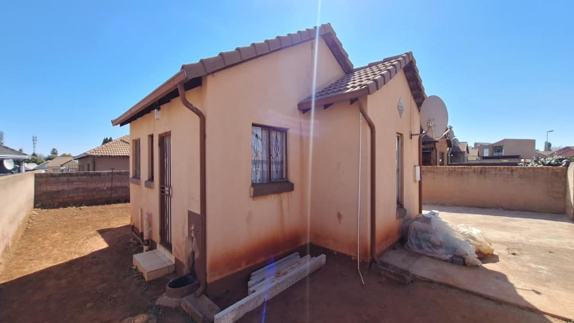 Front View of property in Dawn Park