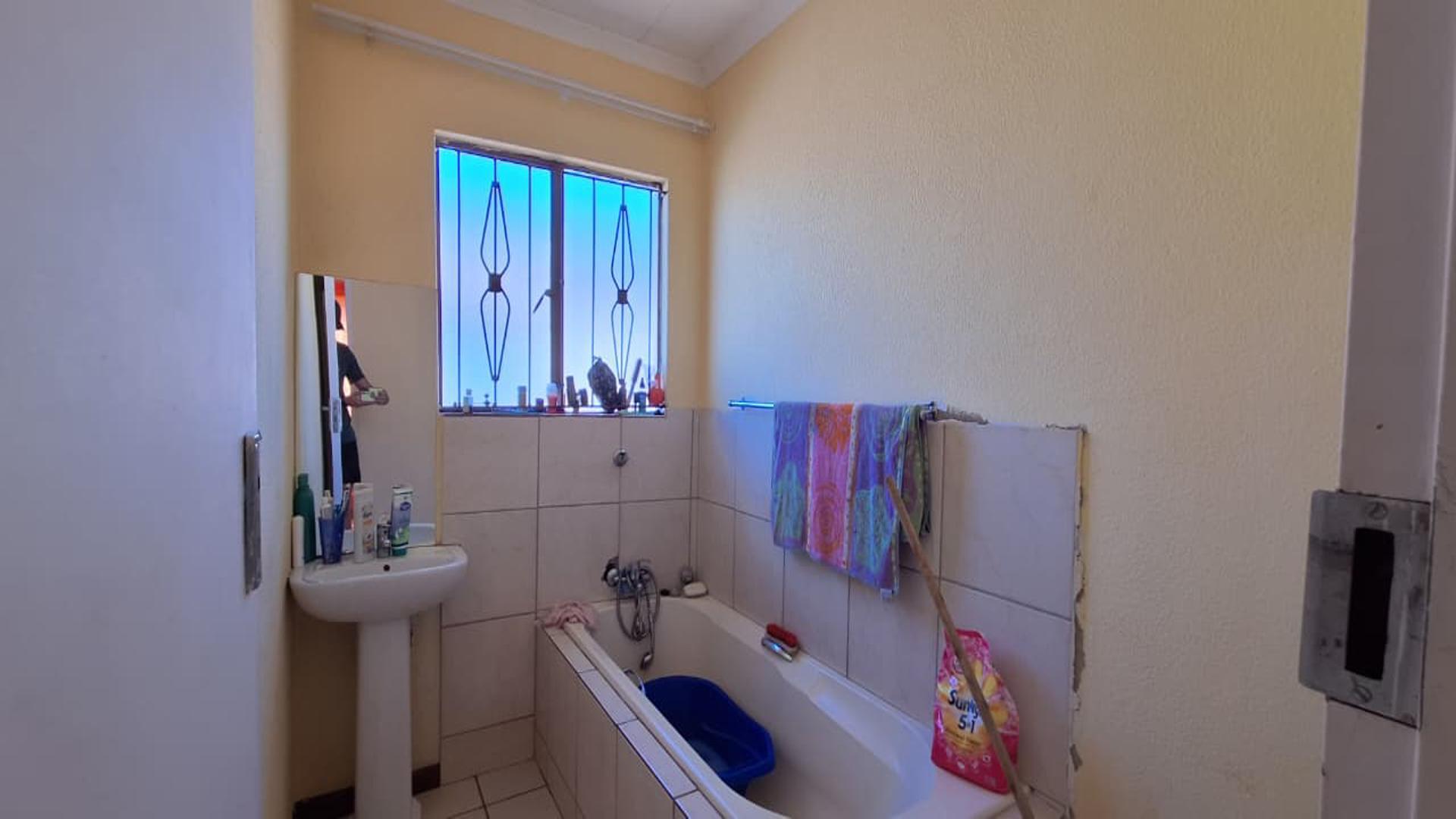 Bathroom 1 - 7 square meters of property in Dawn Park