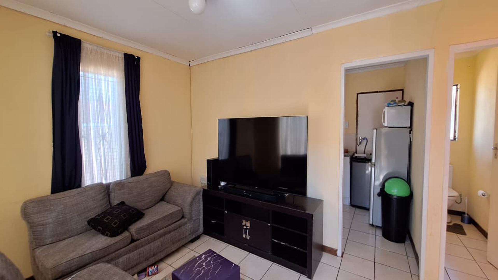 Lounges - 14 square meters of property in Dawn Park
