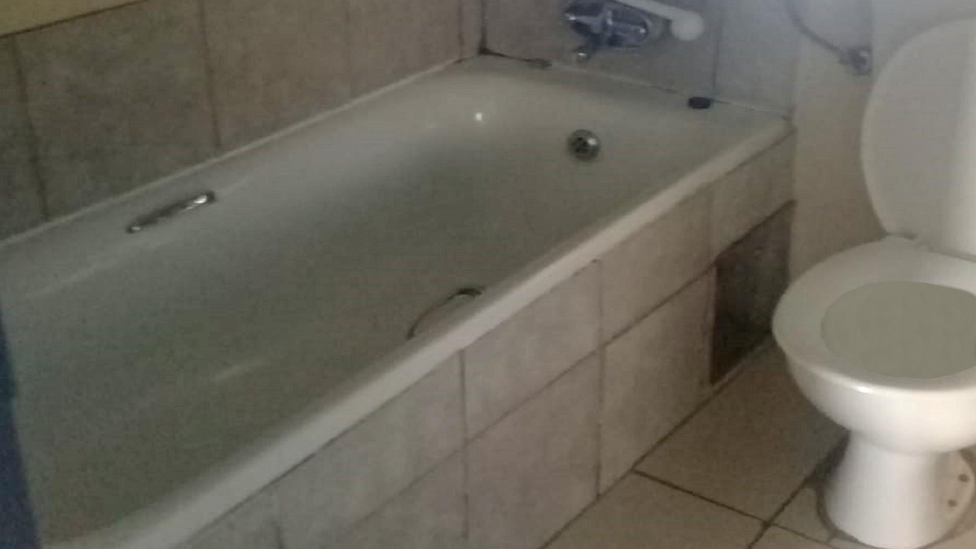 Bathroom 1 - 4 square meters of property in Jabulani