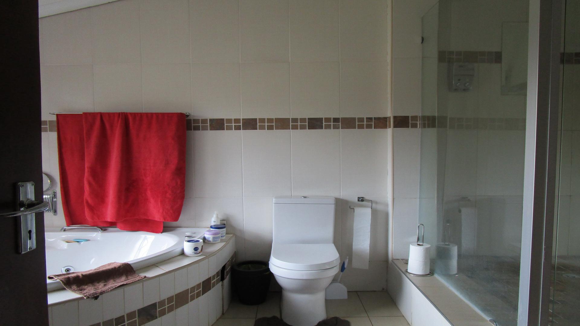 Main Bathroom - 11 square meters of property in Kgetlengrivier NU