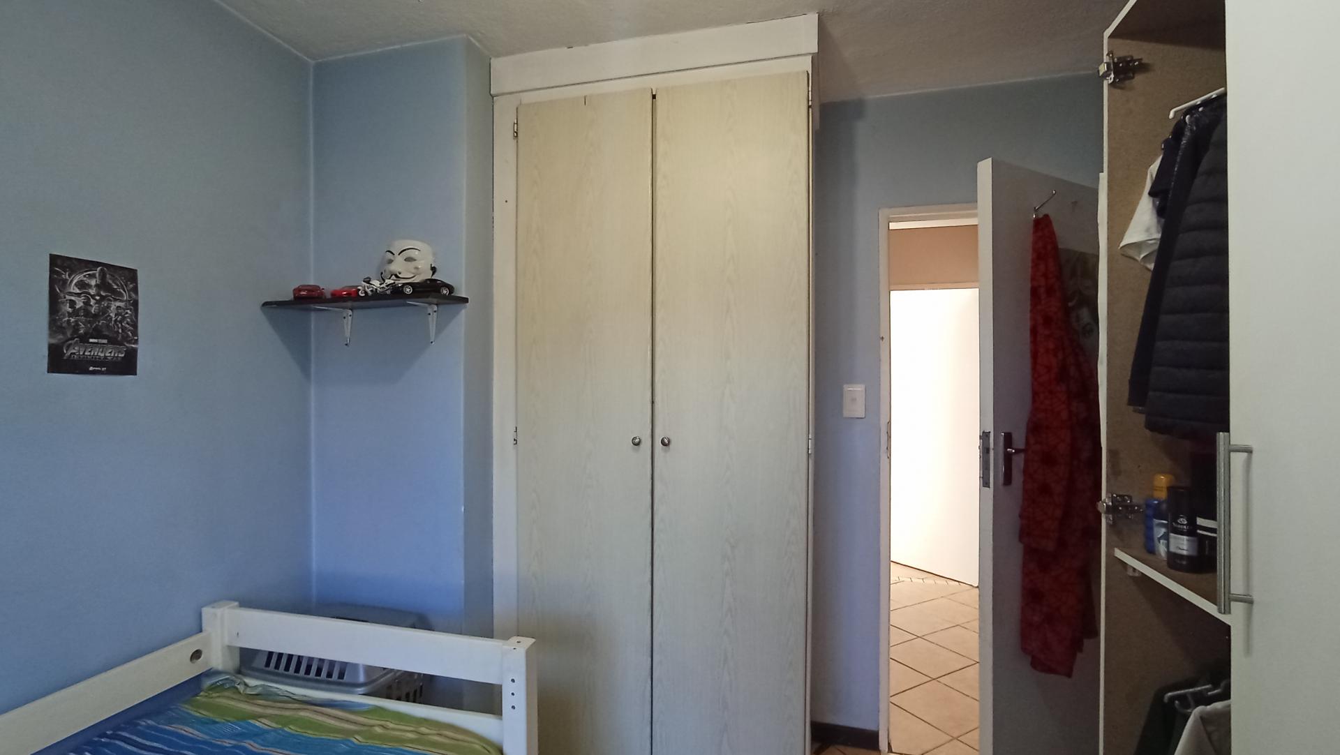 Bed Room 1 - 11 square meters of property in Mooikloof Ridge