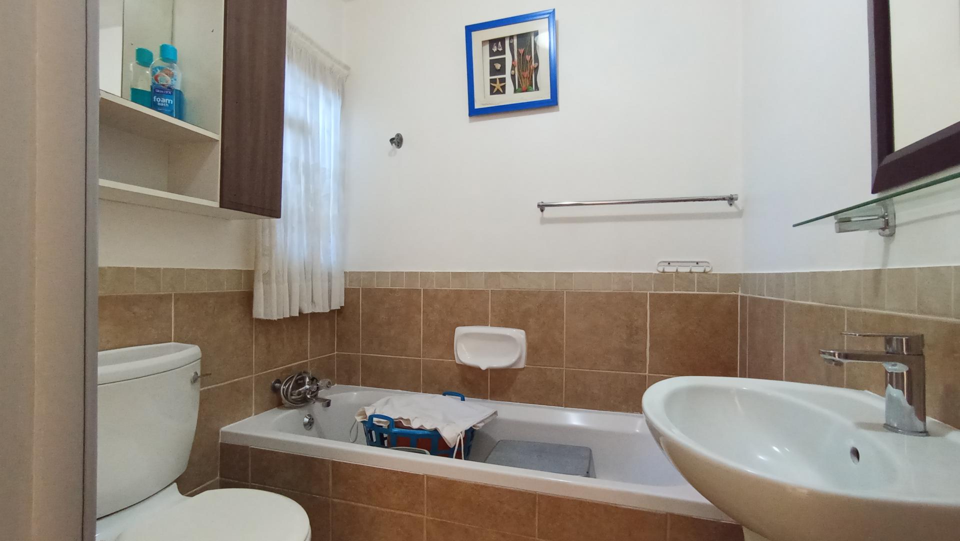 Bathroom 1 - 6 square meters of property in Mooikloof Ridge