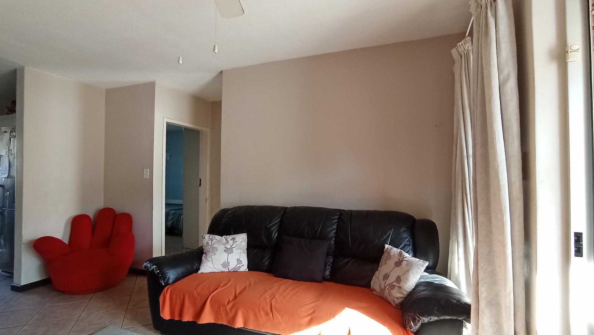 Lounges - 16 square meters of property in Mooikloof Ridge