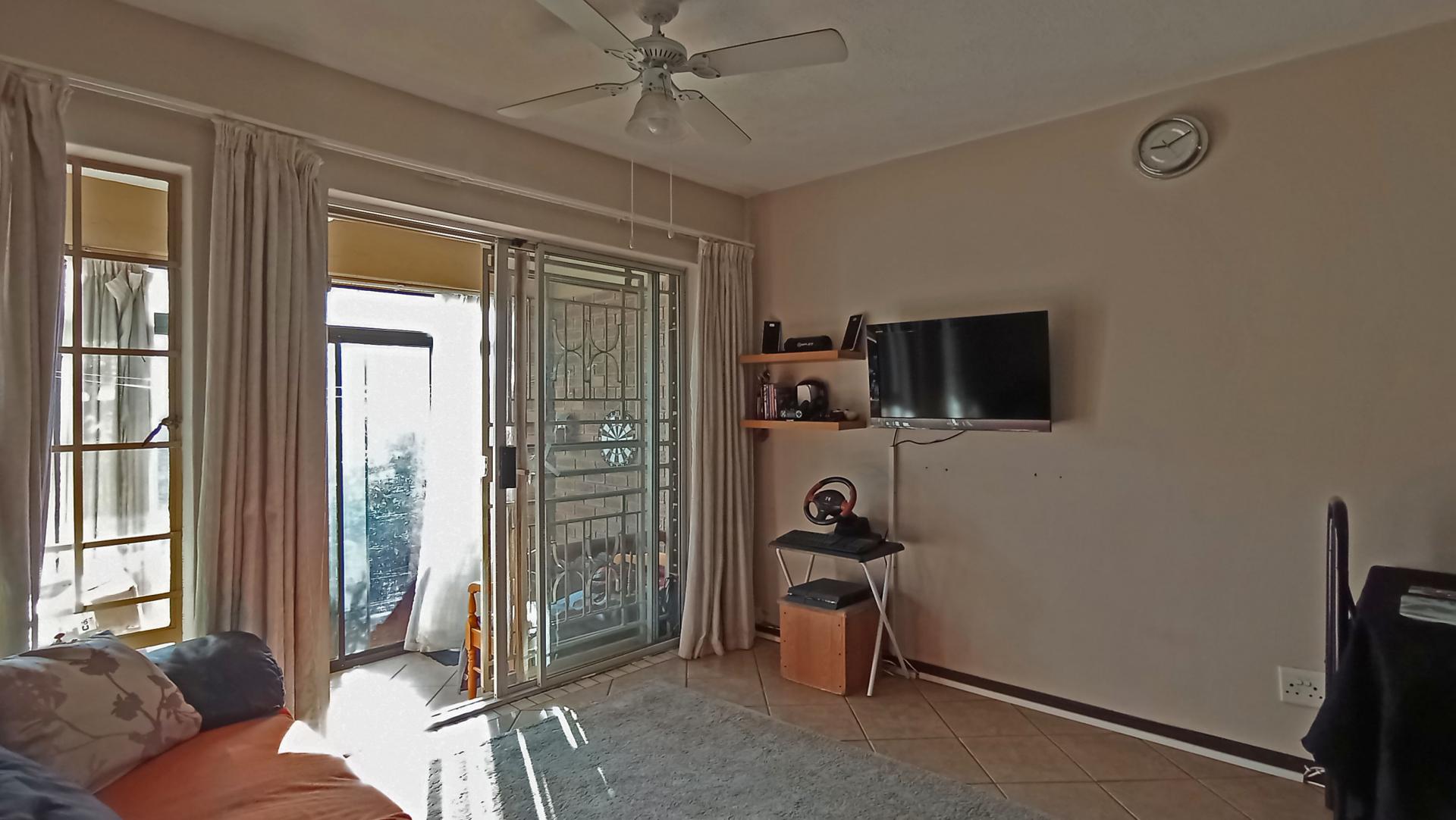 Lounges - 16 square meters of property in Mooikloof Ridge