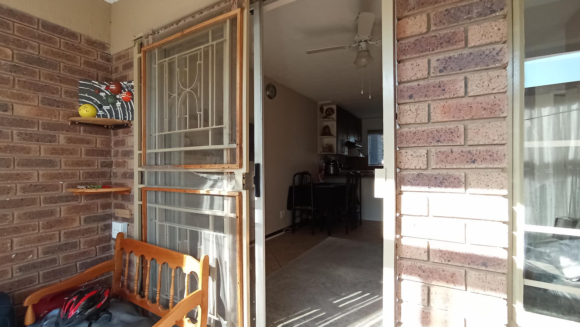Patio - 7 square meters of property in Mooikloof Ridge