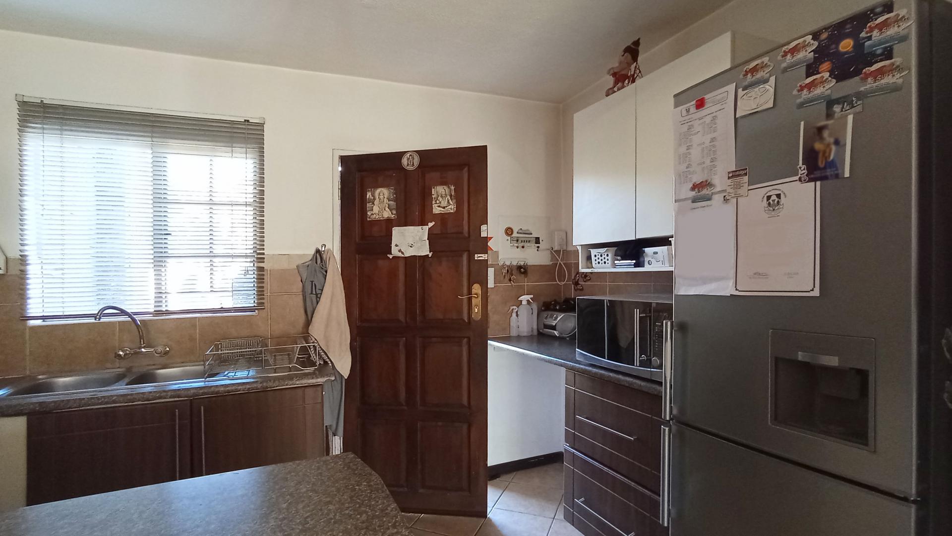 Kitchen - 10 square meters of property in Mooikloof Ridge
