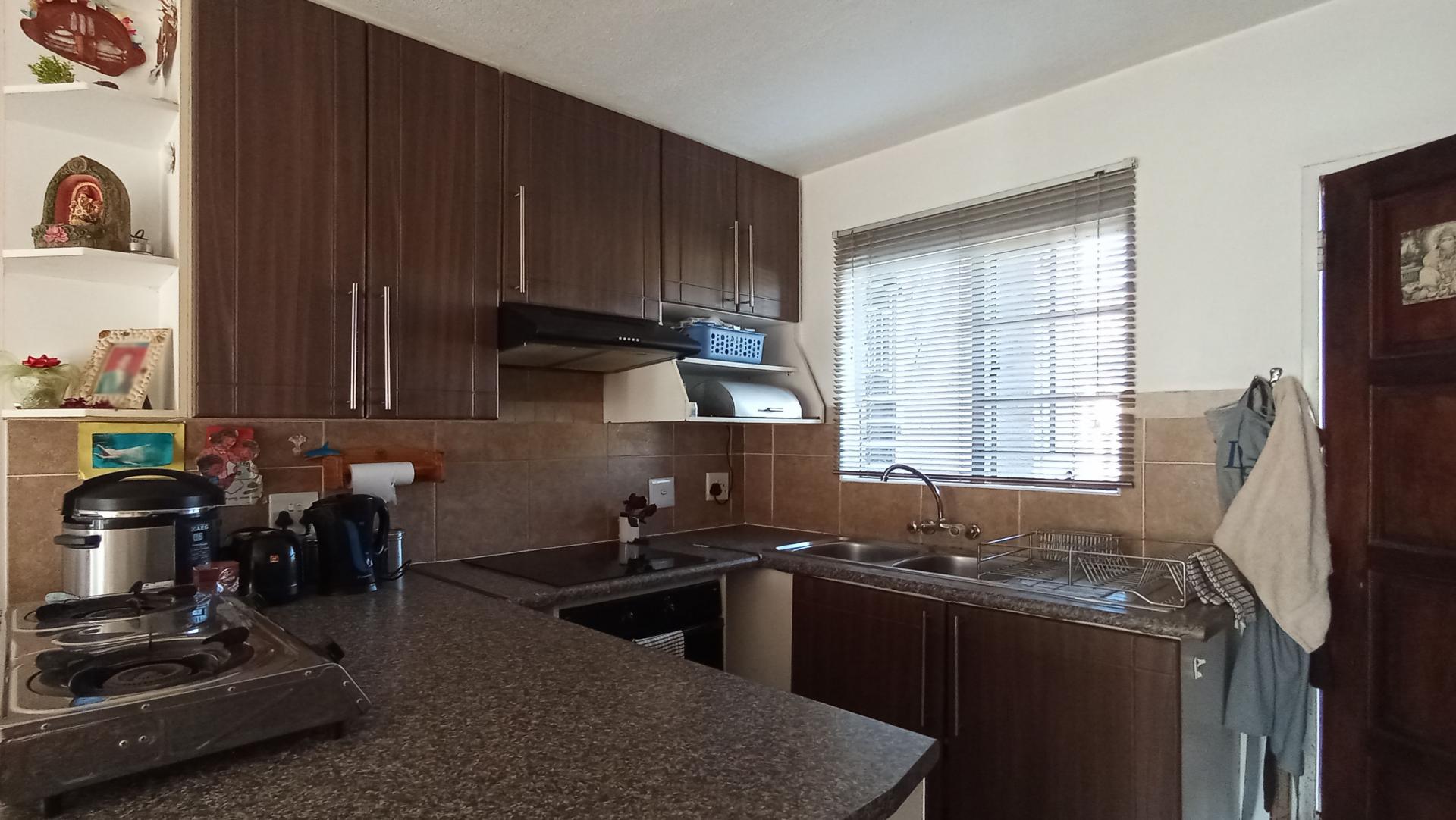 Kitchen - 10 square meters of property in Mooikloof Ridge