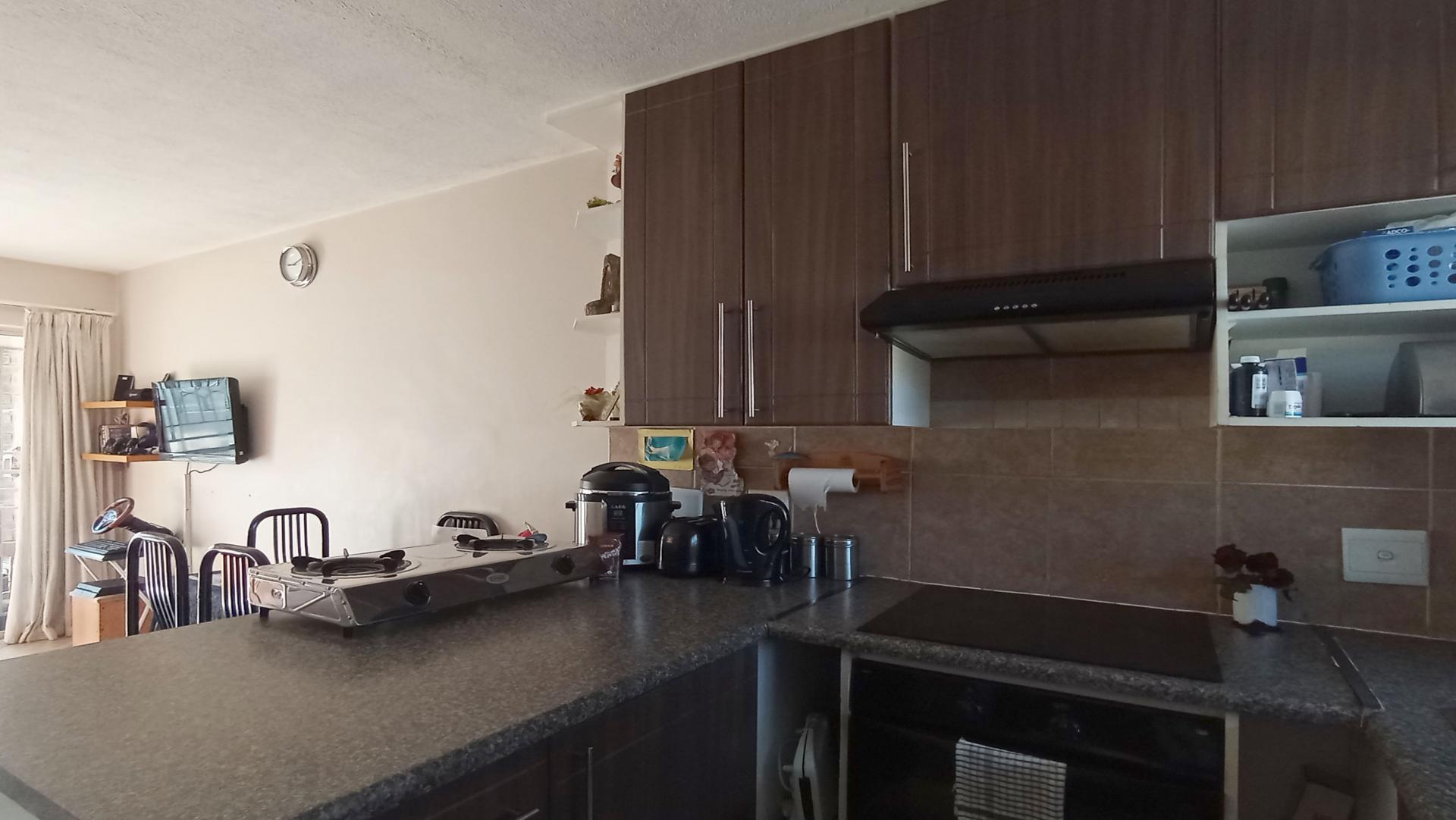 Kitchen - 10 square meters of property in Mooikloof Ridge