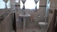 Bathroom 1 - 5 square meters of property in Reyno Ridge