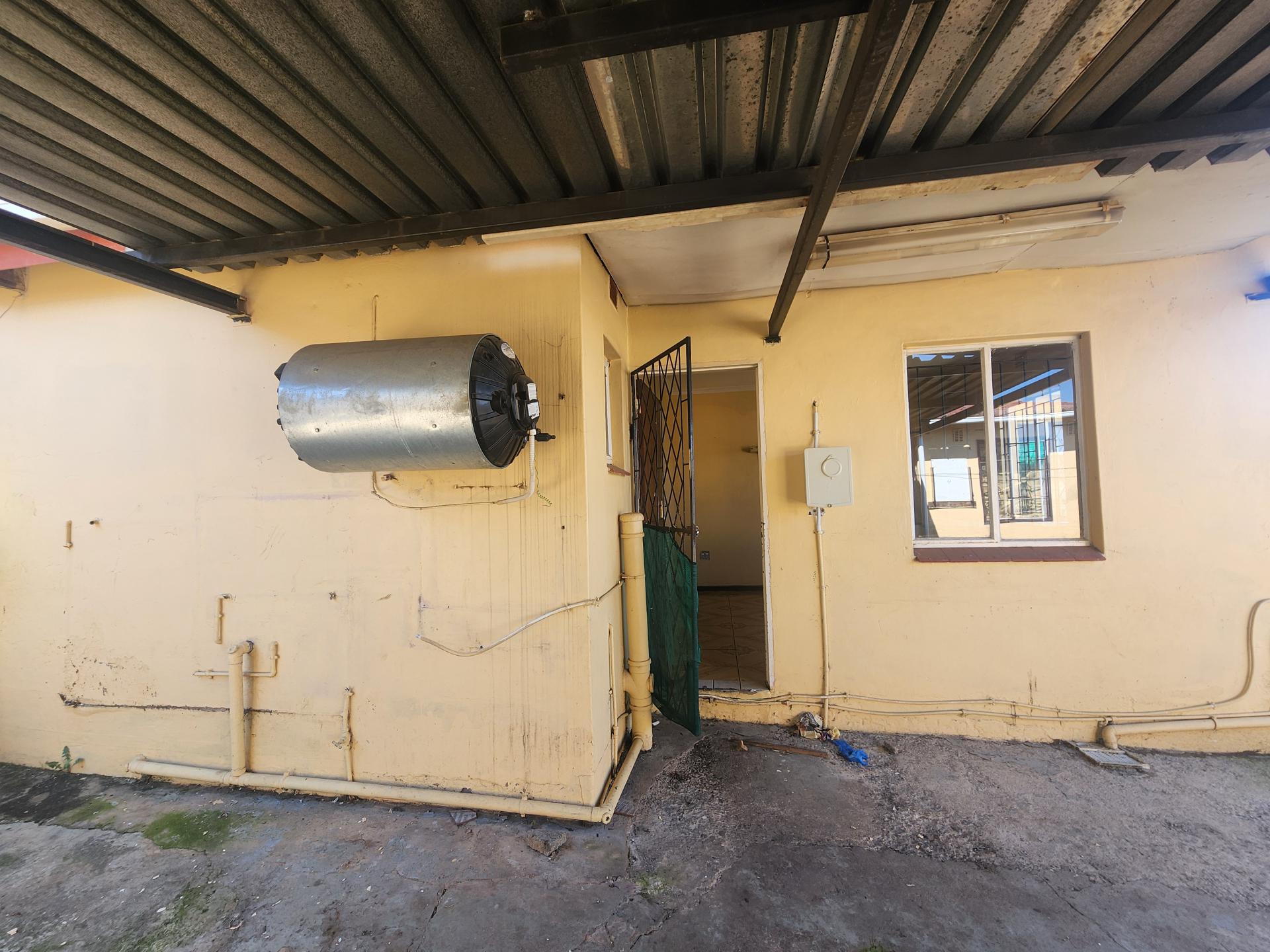 Flatlet - 12 square meters of property in Bombay Heights