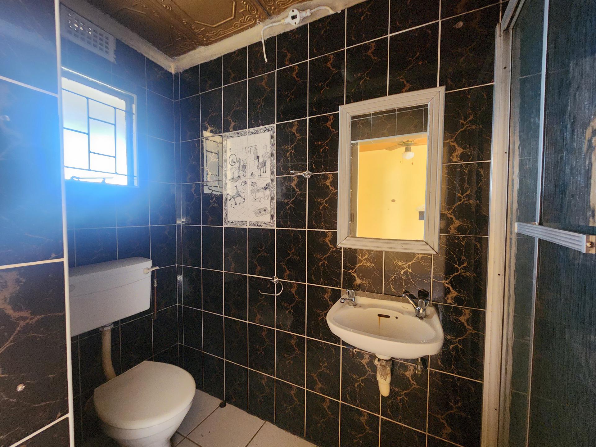 Bathroom 2 - 4 square meters of property in Bombay Heights