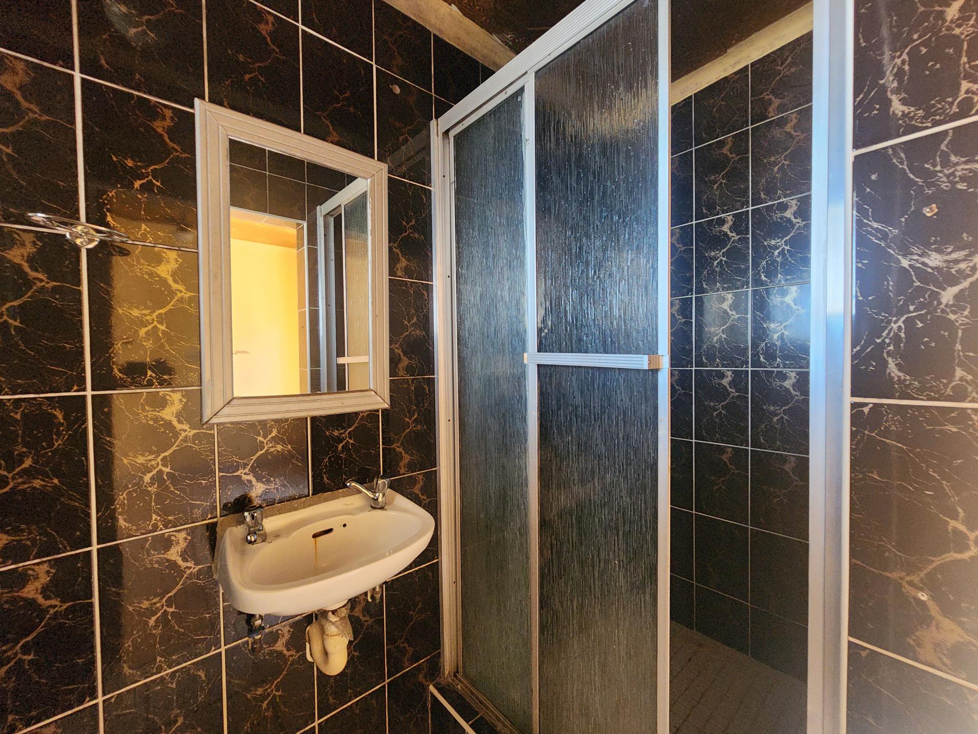 Bathroom 2 - 4 square meters of property in Bombay Heights