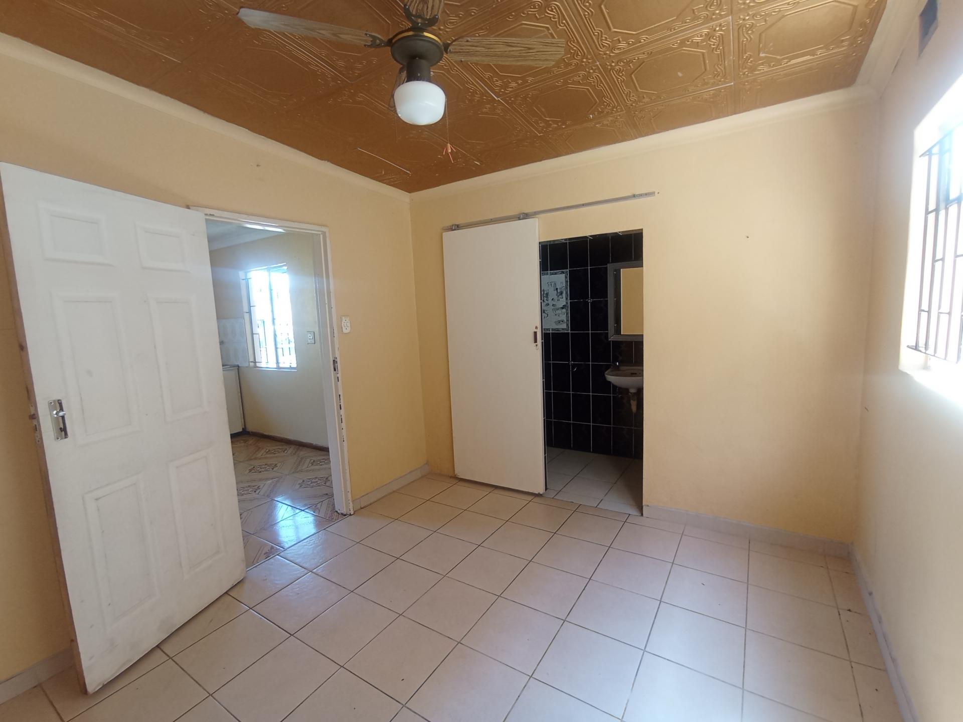 Flatlet - 12 square meters of property in Bombay Heights