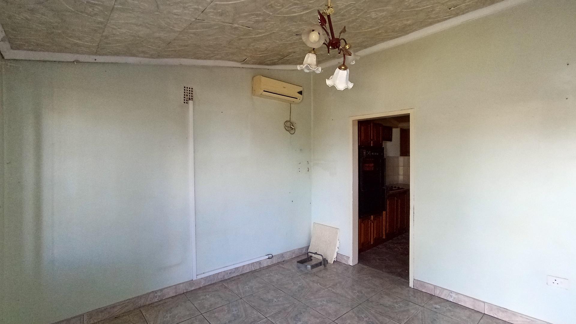 Lounges - 14 square meters of property in Bombay Heights