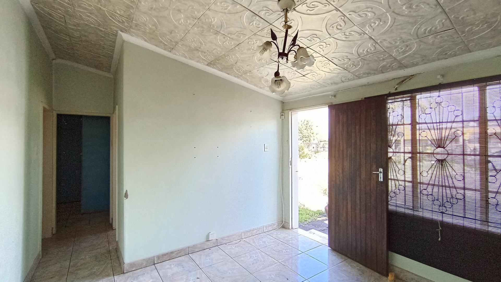 Lounges - 14 square meters of property in Bombay Heights