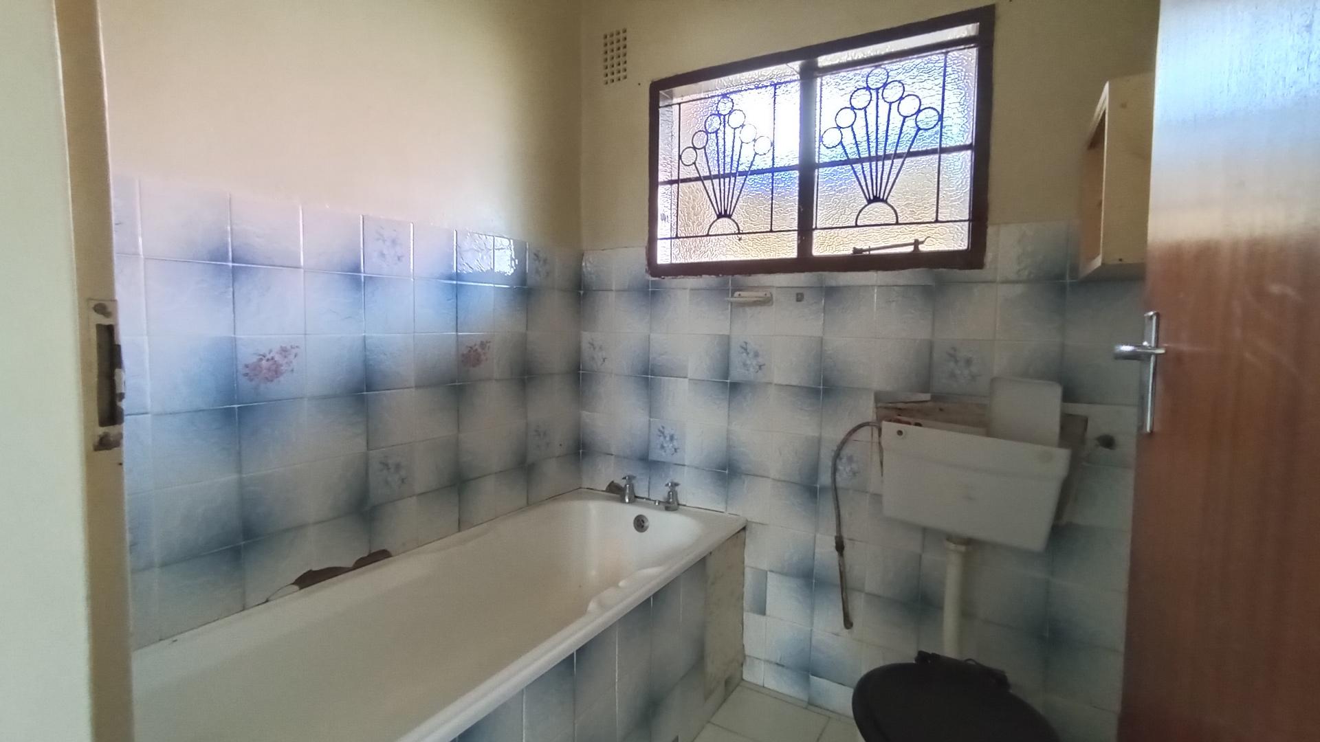 Bathroom 1 - 4 square meters of property in Bombay Heights
