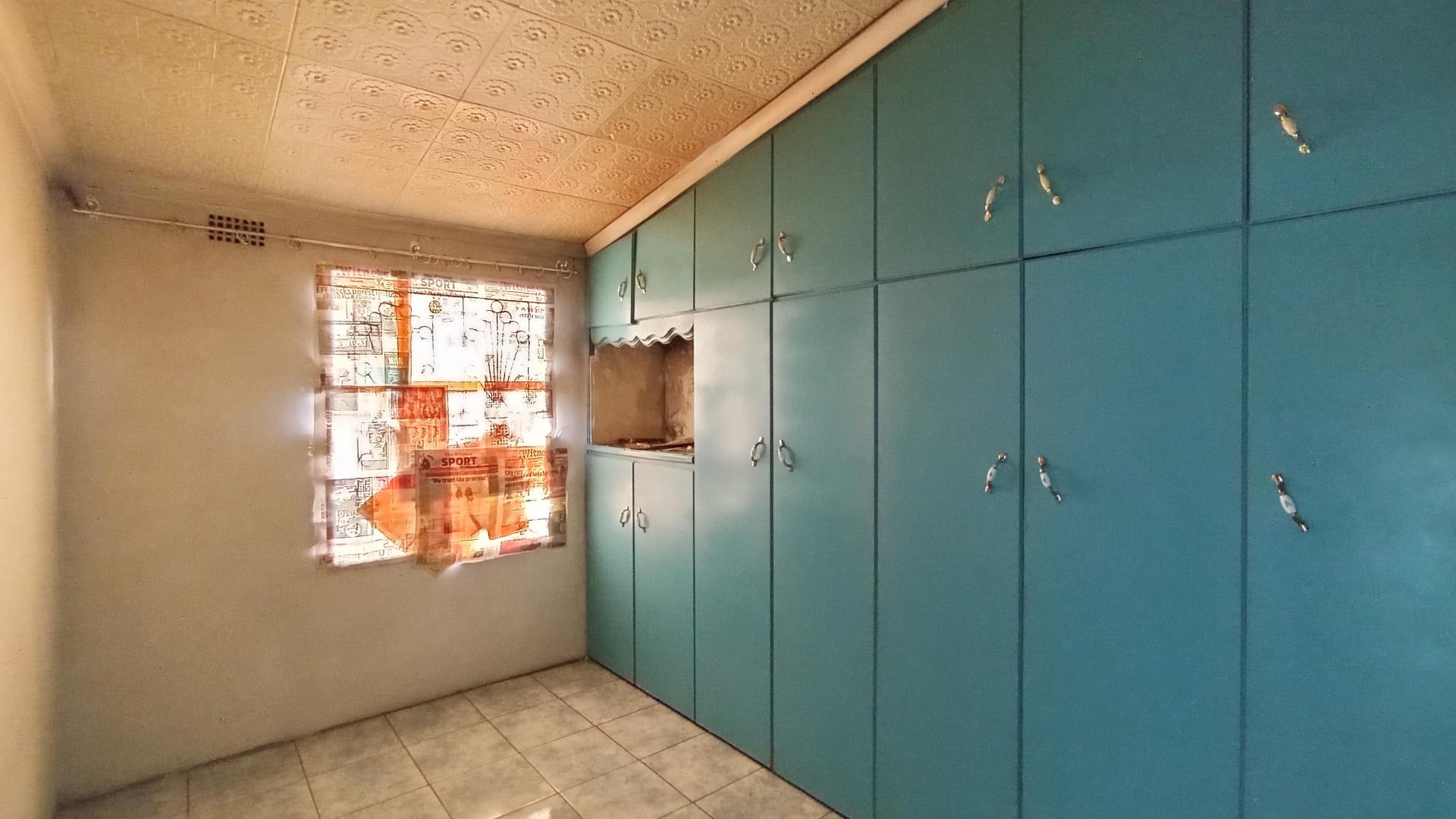 Bed Room 1 - 12 square meters of property in Bombay Heights