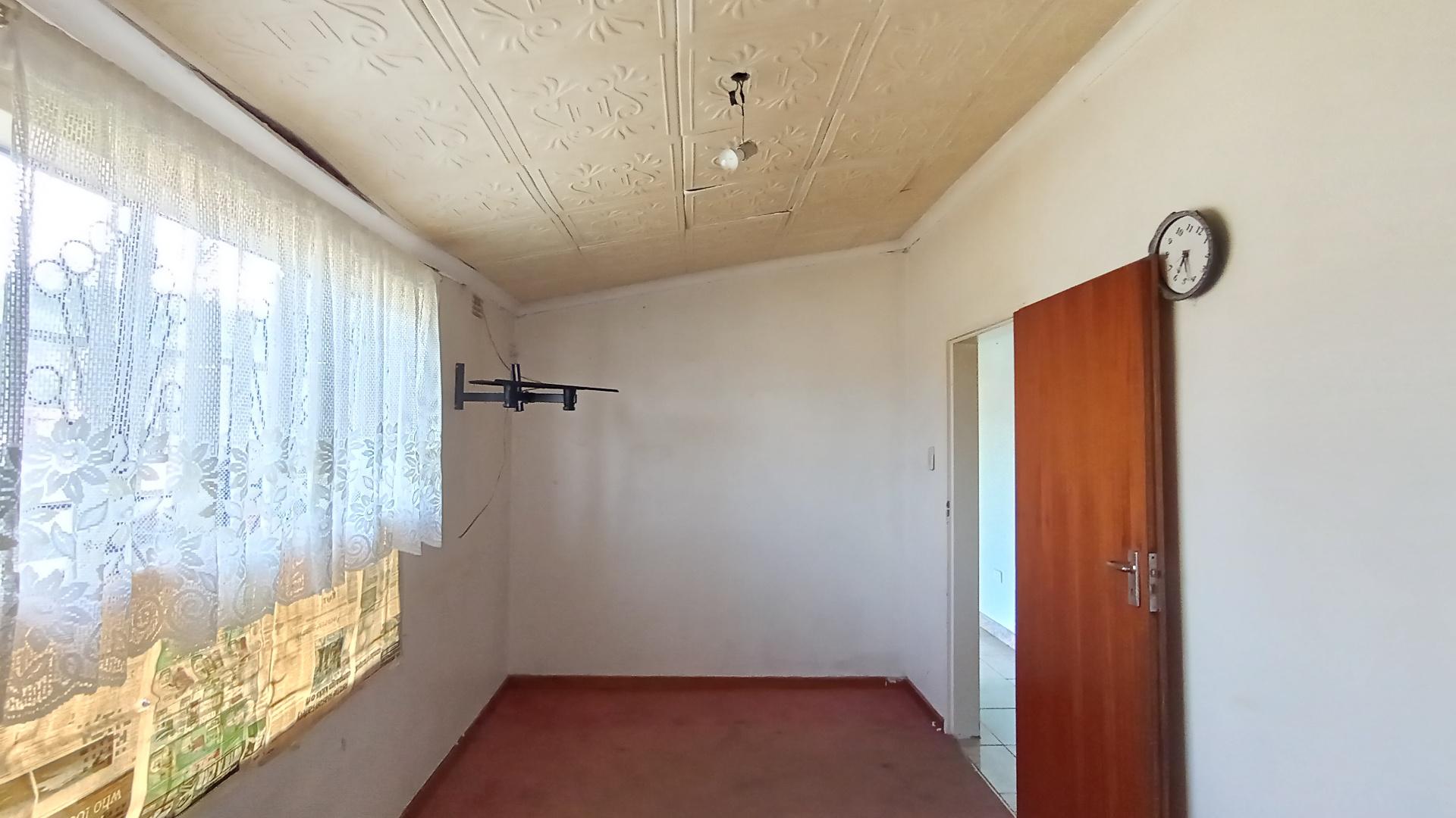 Bed Room 2 - 14 square meters of property in Bombay Heights