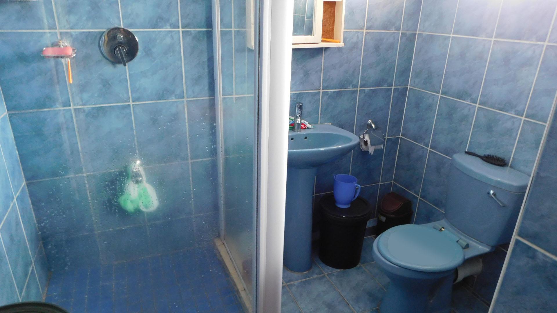 Main Bathroom - 4 square meters of property in Risecliff