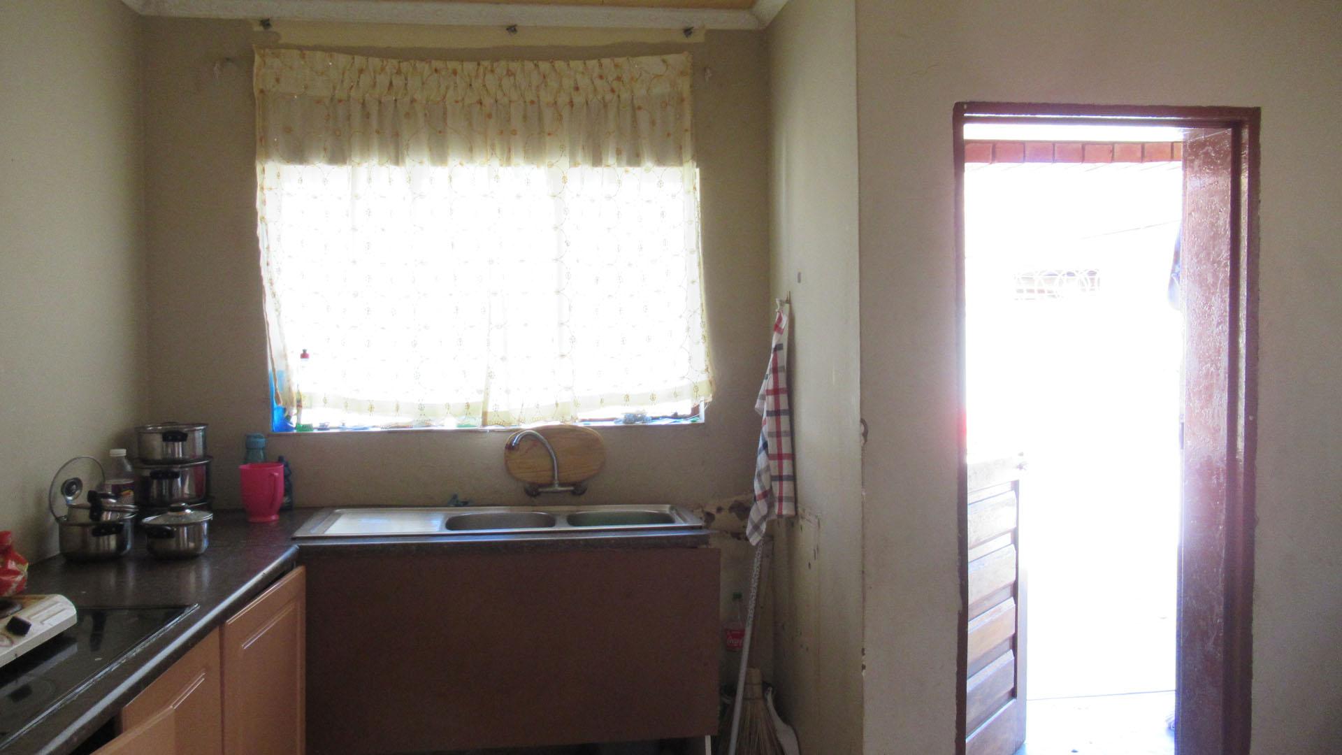 Kitchen - 32 square meters of property in Soshanguve