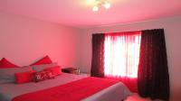 Main Bedroom - 17 square meters of property in Waterval East