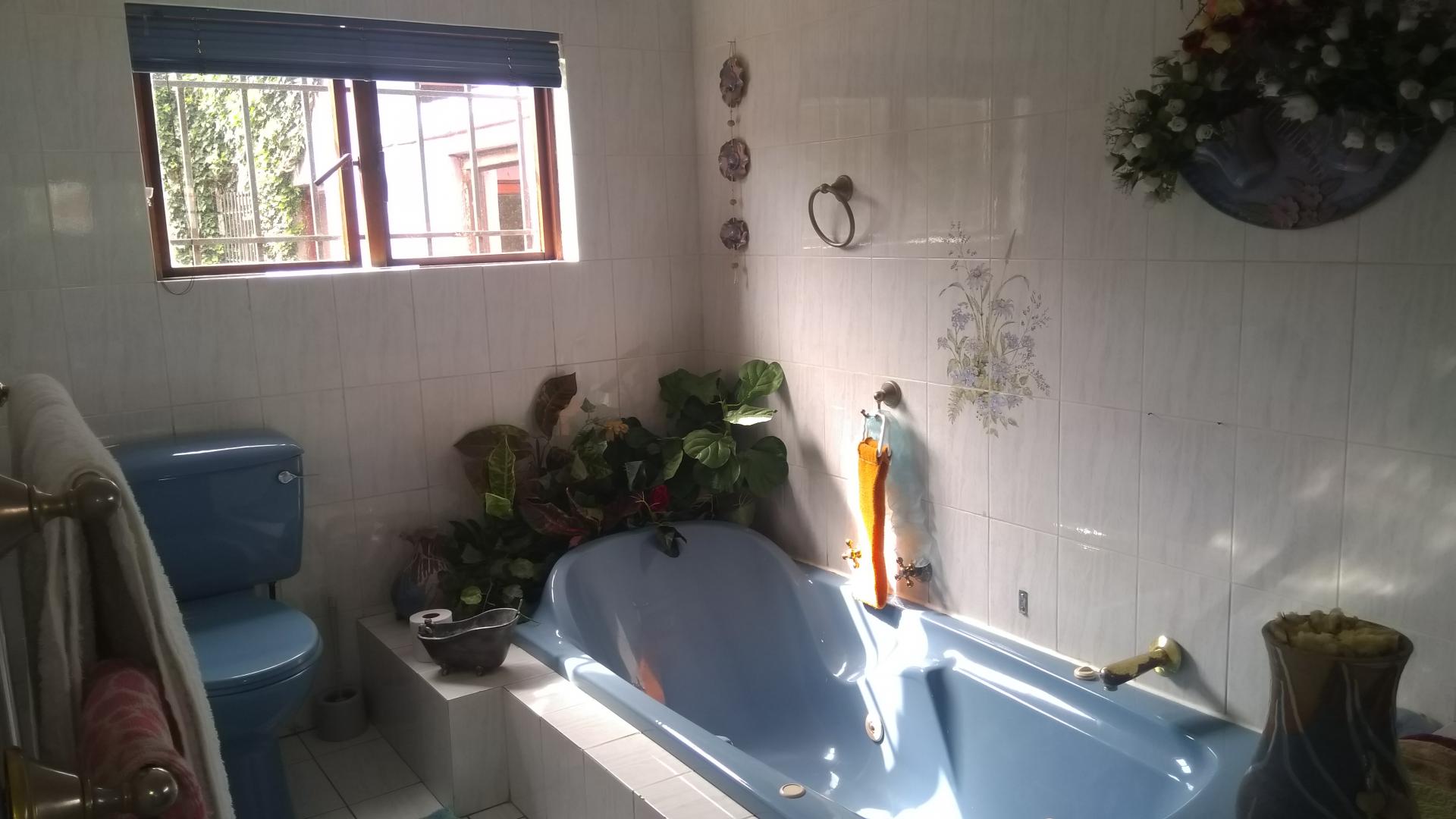 Main Bathroom - 9 square meters of property in Mid-ennerdale