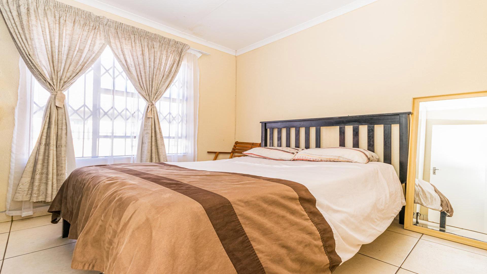 Bed Room 1 - 8 square meters of property in Mindalore