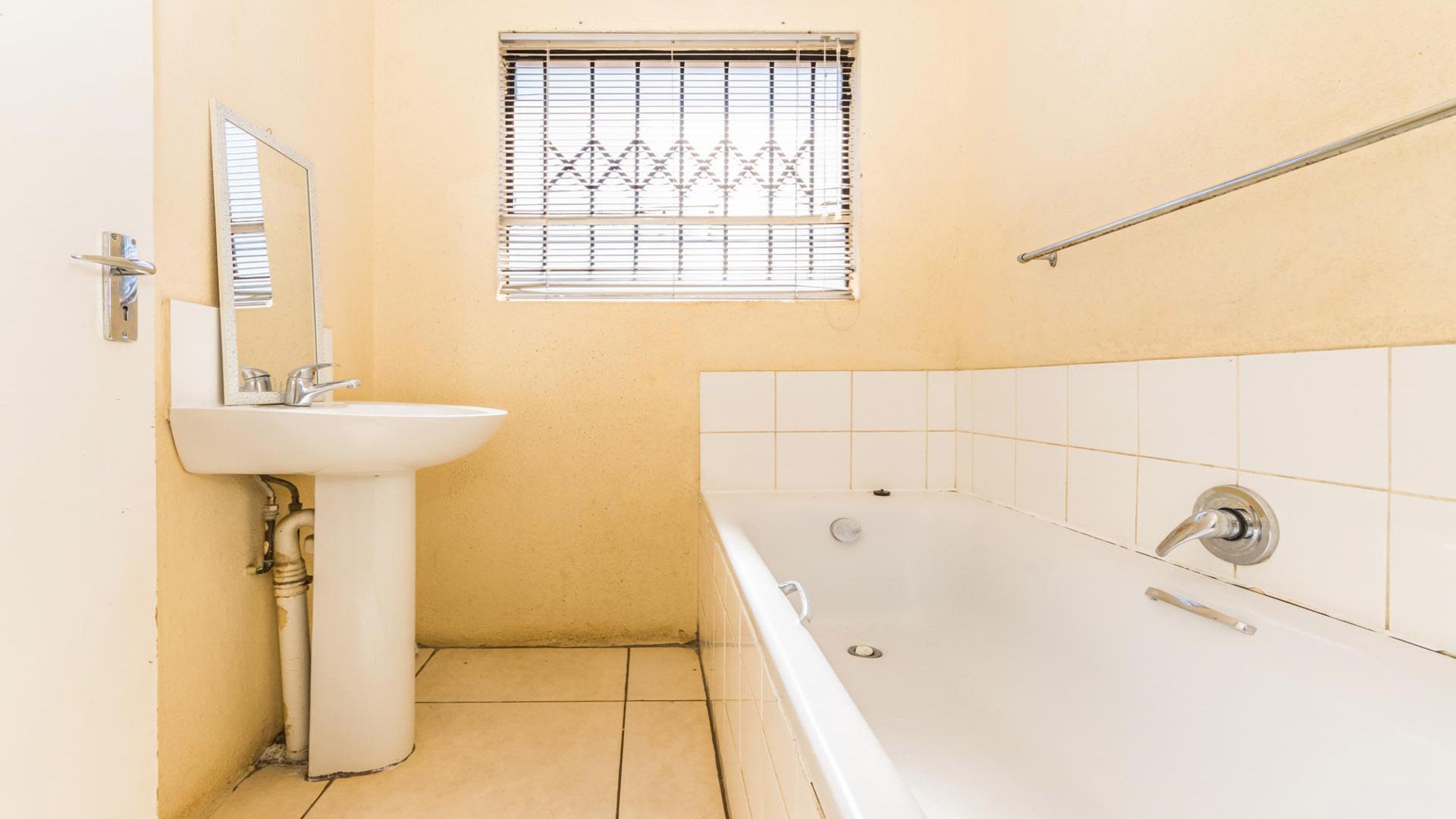 Bathroom 1 - 4 square meters of property in Mindalore