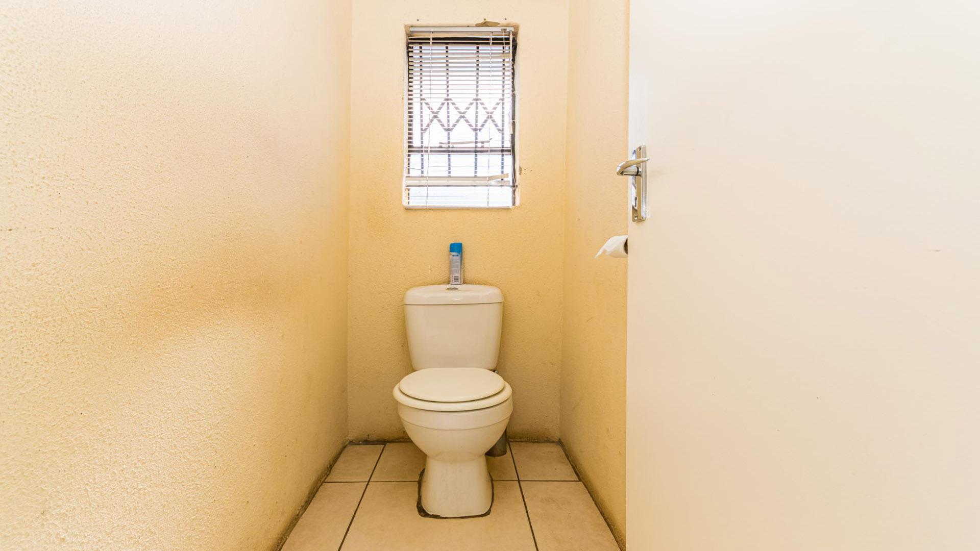 Bathroom 1 - 4 square meters of property in Mindalore