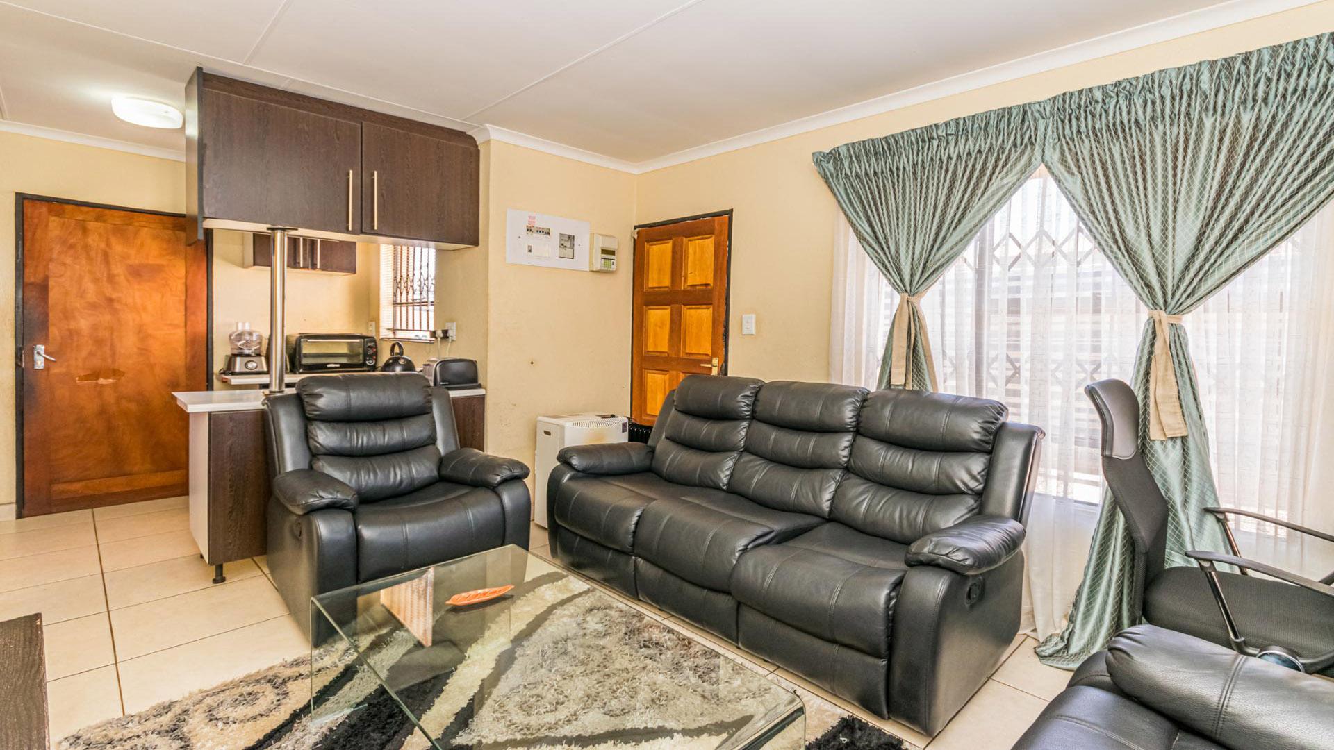 Lounges - 14 square meters of property in Mindalore