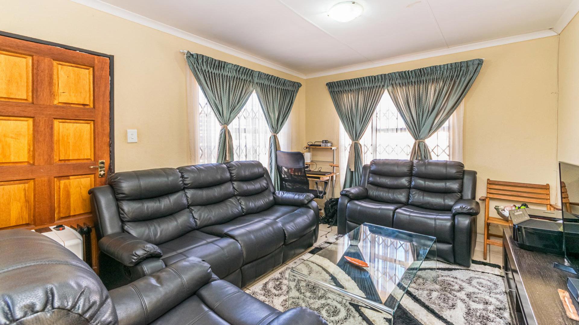 Lounges - 14 square meters of property in Mindalore