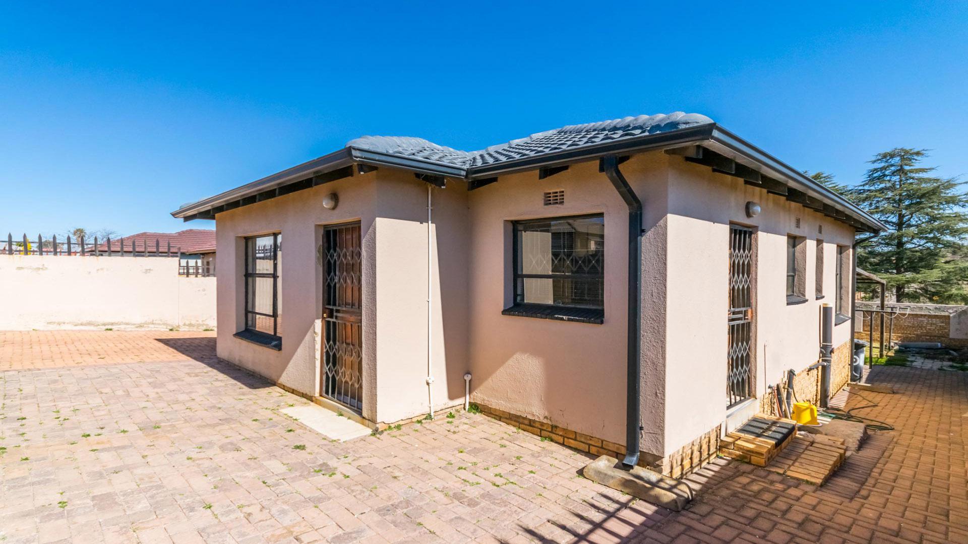 Front View of property in Mindalore