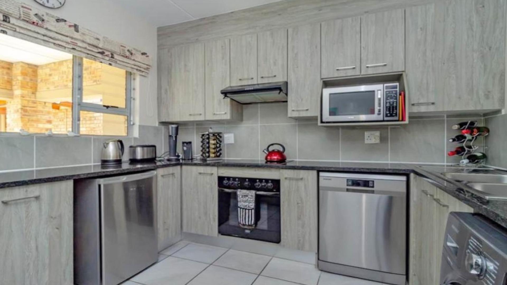 Kitchen - 11 square meters of property in Honeydew Manor